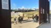 ARCHIVO - Familias llegan a un campamento improvisado entre dos muros fronterizos para ser arrestadas y procesadas, el 29 de marzo de 2024, en San Diego, California, EEUU. 