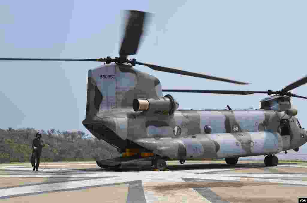 Trực thăng CH-47 Chinook của Hàn Quốc hạ cánh tại một căn cứ quân sự trên đảo Yeonpyeong. (Photo: VOA / Steve Herman)