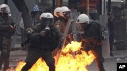 12月15日一枚燃烧弹在防暴警察群中爆炸