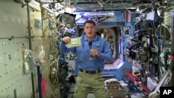 El astronauta de la NASA Shane Kimbrough muestra el paquete del pavo que preparó para su tripulación para celebrar la fiesta de Acción de Gracias en la Estación Espacial Internacional.