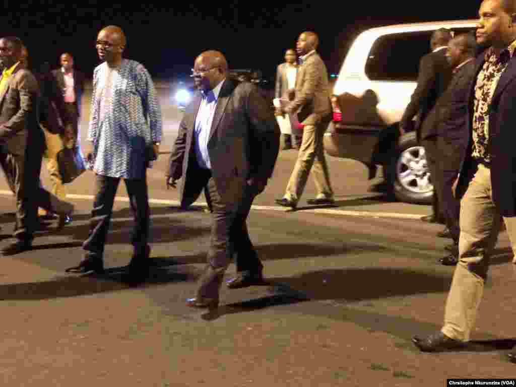 Le facilitateur du dialogue inter-burundais, l’ancien président tanzanien Benjamin William Mkapa, accueilli par le ministre Burundais des relations extérieures, à son arrivée à Bujumbura, Burundi, 7 décembre 2016. (VOA/Chrsitophe Nkurunziza)