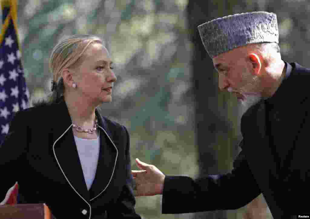 Hillary Clinton y el presidente afgano, Hamid Karzai, este sábado en la visita sorpresa a ese país, que fue nombrado mejor aliado exterior a la OTAN por parte de EE.UU.