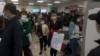 Padres con sus hijos esperan por atención médica en un congestionado hospital infantil de Beijing en medio de un brote de una enfermedad respiratoria el 30 de octubre de 2023.