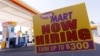 ARCHIVO: Un cartel anuncia puestos de trabajo en una gasolinera de San Diego, California, el 9 de noviembre de 2021.