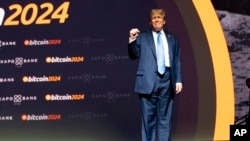Republikanski predsednički kandidat Donald Tramp govori na Konferenciji Bitkoin u Nešvilu, u saveznoj državi Tenesiju, 27. jul, 2024. (Foto: AP/Alex Brandon)
