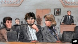 Bức phác hoạ phiên xử vụ đánh bom ở Boston, bị can Dzhkhar Tsarnaev (giữa) và 2 luật sư biện hộ Miriam Conrad (trái) và Judy Clarke