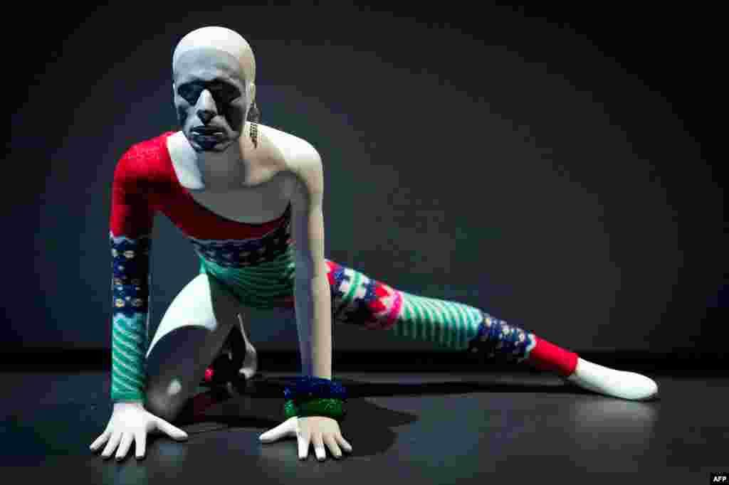 Kostum yang pernah dikenakan musisi David Bowie ditampilkan pada pameran 'David Bowie' di museum Victoria & Albert di London.