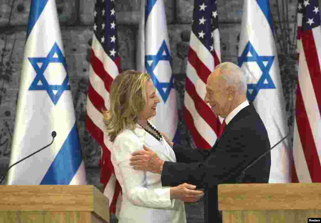 Clinton le ha dicho al presidente de israel, Simon Peres que ambos países deben trabajar juntos y que la Primavera Árabe puede ser una oportunidad.