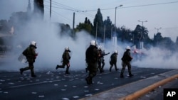 Grčka policija je upotrebila suzavac tokom demonstracija protiv reformi ispred zgrade grčkog parlamenta u Atini, 8. maja 2016. 