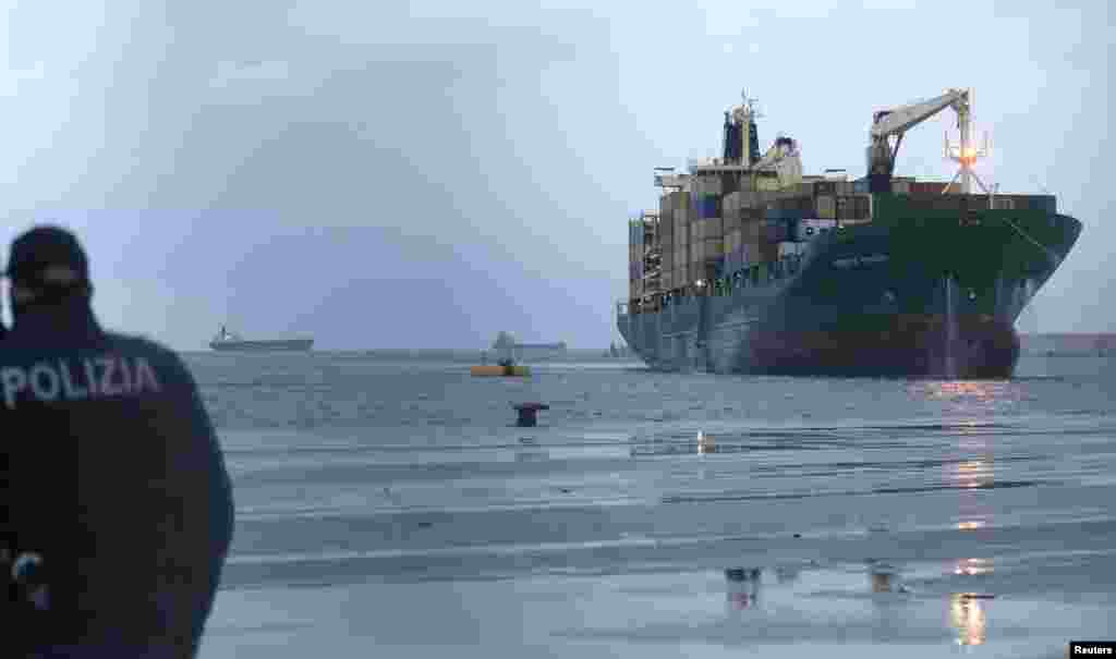 Tàu chở hàng 'Spirirt of Piraeus' chở các hành khách được cứu sống khỏi phà Norman Atlantic bị cháy ngoài khơi Hy Lạp tới cảng Bari ở Ý, ngày 29/12/2014.