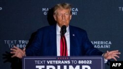 Arhiva - Donald Tramp, bivši predsednik SAD koji se kandidovao za republikansku nominaciju 2024, govori na skupu u okviru svoje kampanje u Nju Hempiru, 8. avgusta 2023.