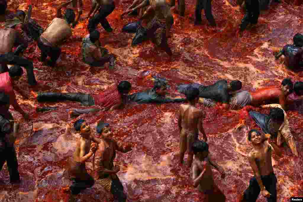 Penganut Hindu di India melakukan prosesi "Huranga" di kuil Dauji dekat kota Mathura, India utara. "Huranga" adalah permainan yang dimainkan antara laki-laki dan perempuan sehari setelah festival warna 'Holi', di mana laki-laki membasahi wanita dengan cairan berwarna dan wanita merobek pakaian para pria.