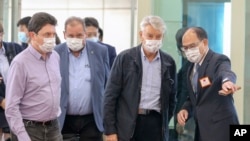 알랭 리샤르(오른쪽 두번째) 의원 등 프랑스 상원의원단이 지난 6일 타오위안 국제공항을 통해 타이완에 도착하고 있다.