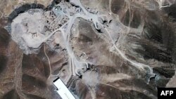 Ảnh vệ tinh một cơ sở được xây dựng trong lòng núi cách thành phố Qom của Iran khoảng 32 km về hướng đông bắc (ảnh tư liệu ngàyn 26 tháng 9, 2009)