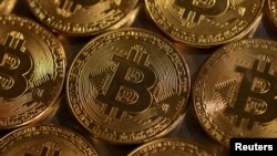 ARCHIVO - En esta ilustración se ven representaciones de la criptomoneda Bitcoin, 10 de agosto de 2022.