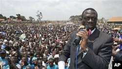 Kiongozi wa upinzani Kizza Besigye akizungumza kwenye mkutano wa hadhara Kampala.