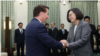 台湾总统蔡英文3月27号在台北接见到访的美国众议院外交委员会主席罗伊斯议员。(台湾总统府提供)