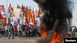 En Buenos Aires el bloqueo es casi total en sitios neurálgicos de vías y puentes.