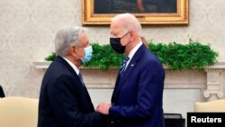 ARCHIVO - El presidente de EEUU, Joe Biden, se da la mano con el presidente de México, Andrés Manuel López Obrador, durante una reunión bilateral en Washington, el 18 de noviembre de 2021.