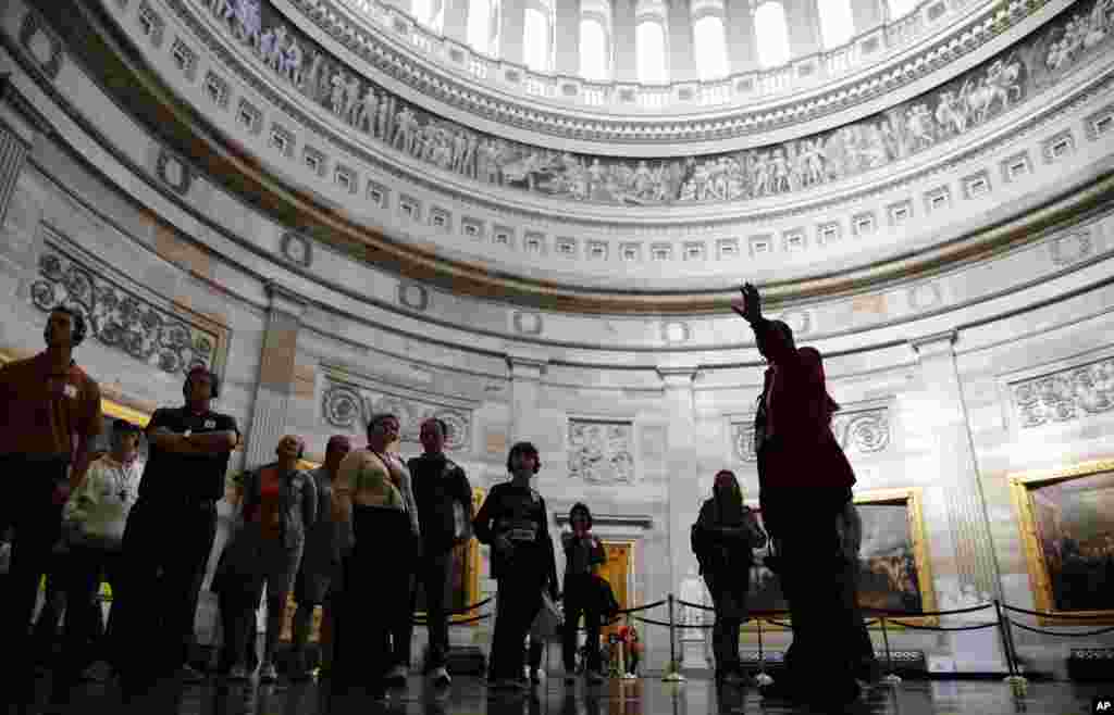Para pengunjung dalam tur di Gedung Kongres, Washington, D.C. (17/10).
