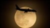 26. april 2021. godine,avion se približava međunarodnoj zračnoj luci Louisville u Louisvilleu
