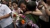 2010年6月8日: 中国各地约1000万高三学生参加“高考”。 北京考区：家长迎接考场出来的孩子(资料照片)