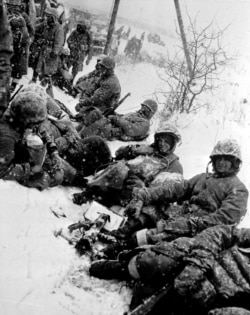 1950년 12월 장진호 전투에서 중공군 저지선을 뚫고 흥남으로 이동하는 미 해병대원들.