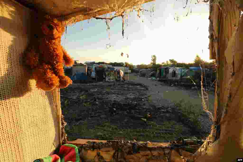 Sebuah boneka beruang (teddy bear) tertinggal di kamp migran "Jungle" di kota Calais, yang dibongkar oleh pemerintah Perancis.