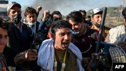 Поддржувачите на ПТИ на затворениот поранешен премиер Имран Кан извикуваа слогани држејќи опрема одземена од полицијата за време на нивниот марш кон Исламабад барајќи ослободување на Кан, во Хасан Абдал во провинцијата Пенџаб на 25 ноември, 2024 година.