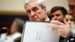 Mantan penyidik khusus Robert Mueller di hadapan dua komite di DPR AS, Washington, D.C., Rabu (24/7). 