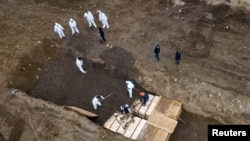 Imagens de corpos em Hart Island 