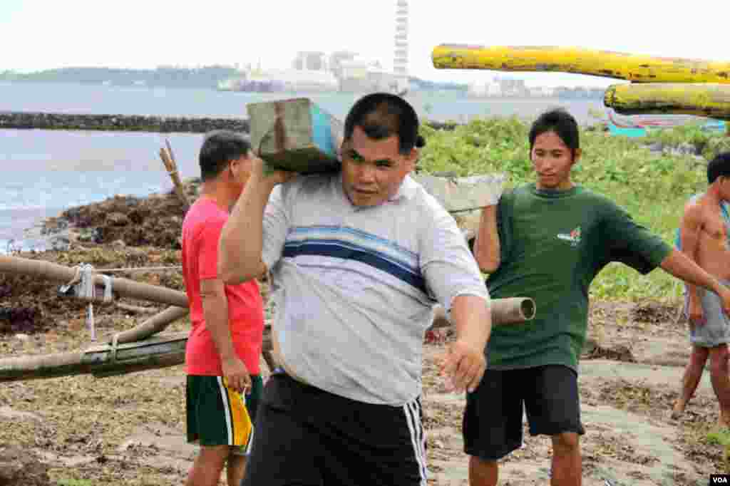 Một số ngư dân định lên đường đến bãi cạn Scarborough. (D. Schearf/VOA)