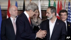Ngoại trưởng Hoa Kỳ John Kerry nói chuyện với thủ lãnh liên minh đối lập Syria Moaz al-Khatib (phải), 28/2/2013