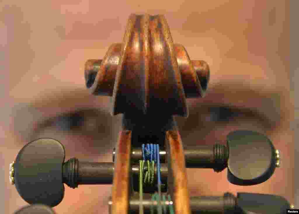 Kerry Keane, spesialis alat musik Christie berpose untuk diambil fotonya dengan biola Kreutzer Stradivarius di London. Biola itu diperkirakan bernilai antara $7,5 juta (4,45 juta poundsterlings) - $10 juta (5,9 juta poundsterlings). 
