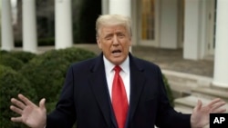 ARCHIVO - El entonces presidente de EEUU, Donald Trump, frente a la Casa Blanca durante un vídeo grabado con motivo del asalto al Capitolio, el 6 de enero de 2023.