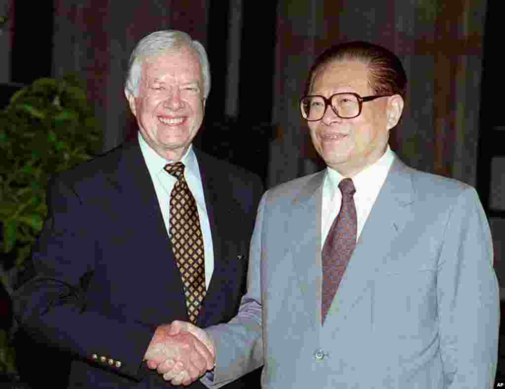 1997年7月24日,美国前总统吉米·卡特与中国国家主席江泽民在北戴河握手。1979年美国与中国关系正常化,就是在卡特当美国总统时完成的。卡特告诉美国之音,这一过程是在白宫而不是美国国务院主持下进行的。卡特主张不要孤立北京,而应该在中国成为军事大国之前将其纳入世界体系。