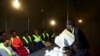 Les responsables électoraux comptent les bulletins de vote, alors que les bureaux de vote ferment après les élections générales dans la commune de Mbare, Harare, Zimbabwe, le 23 août 2023.