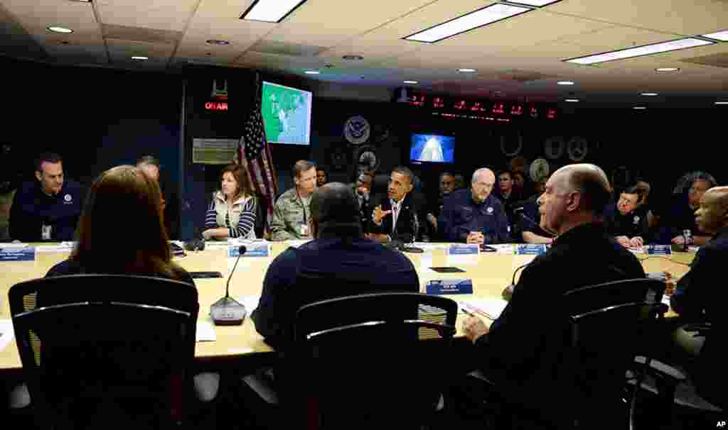 Tổng thống Obama họp với các giới chức phụ trách quản lý thiên tai quốc gia. 28/10/2012.