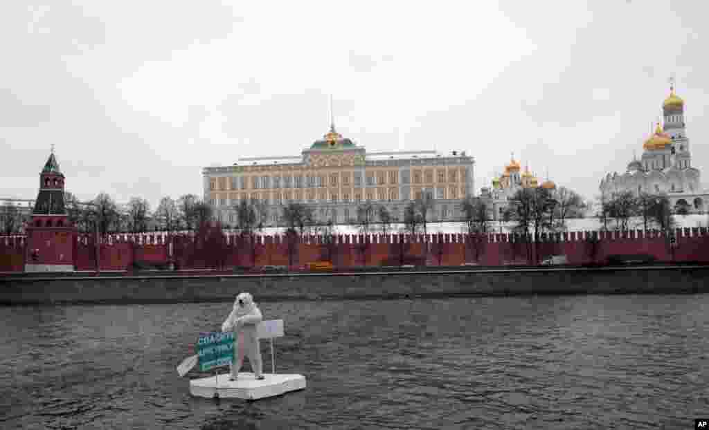 Seorang aktivis 'Greenpeace' - dengan mengenakan seragam beruang kutub di sungai Moskva, dekat gedung Kremlin, Moskow - melakukan protes atas pengeboran minyak di kawasan Artik oleh pemerintah Rusia.