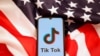 资料照： 美国国旗和手机上显示的Tiktok标识