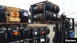 США надали Україні більше 40 мільярдів доларів оборонної допомоги. Архівне фото: оборонну допомогу США розвантажують в Борисполі, Київ, 2022 рік