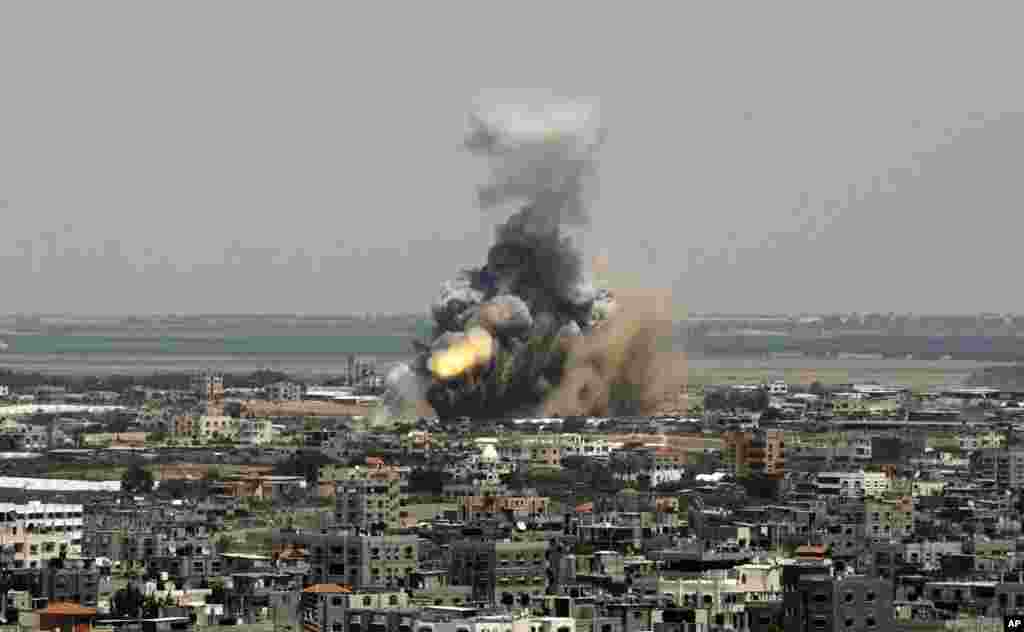 Asap dan api membumbung akibat serangan rudal Israel di Rafah, Gaza (8/7). (AP/Eyad Baba)
