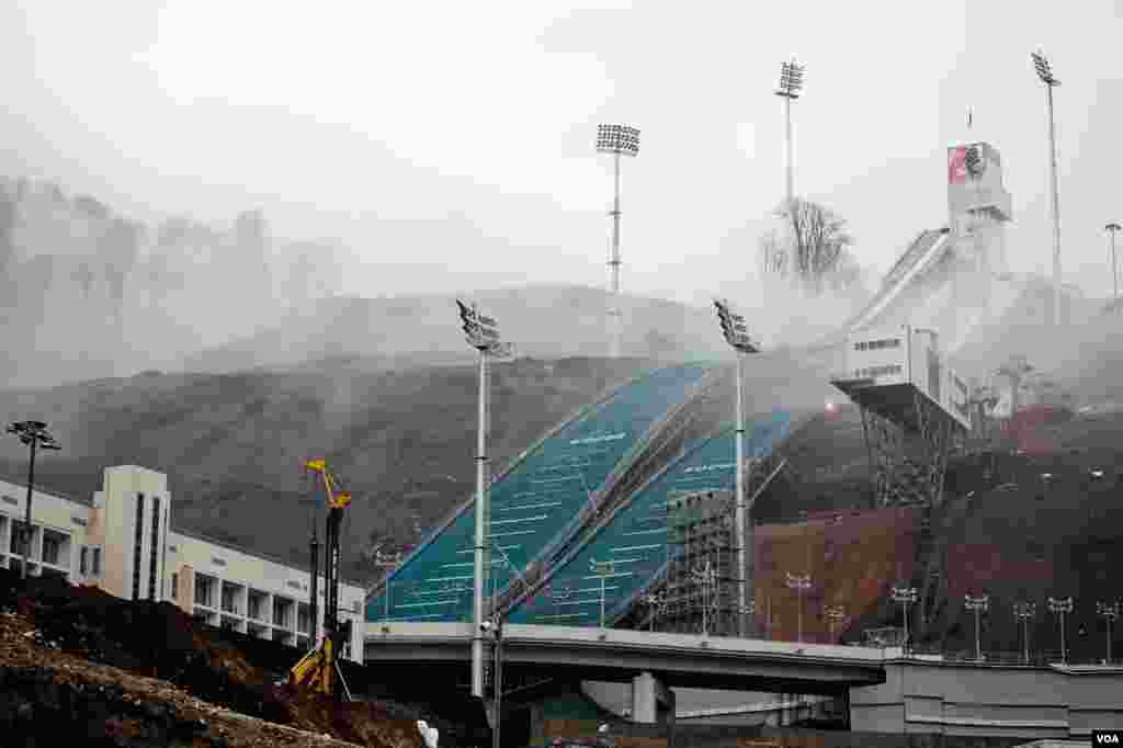 Jalur ski untuk Olimpiade Sochi 2014 di antara kabut pegunungan. (V. Undritz/VOA)
