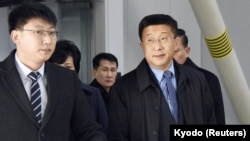 지난 2월 2차 미북정상회담을 앞두고 김혁철 국무위원회 대미특별대표(오른쪽)를 비롯한 북측 협상단이 베이징 국제공항에서 하노이 행 항공기에 탑승하기 위해 이동하고 있다.