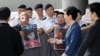 香港特首林鄭月娥2019年8月13日在其辦公室外與反送中抗議者相遇。