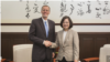 台湾总统蔡英文星期四接见美国在台协会台北办事处长郦英杰(台湾总统府提供)