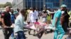 Waokoaji kutoka Uturuki wakishirikiana na wale wa Somalia kuwapeleka ndani ya ndege kwa ajili ya kusafirishwa kwenda kupata matibabu Uturuki Disemba 2019. (Foto: AFP)
