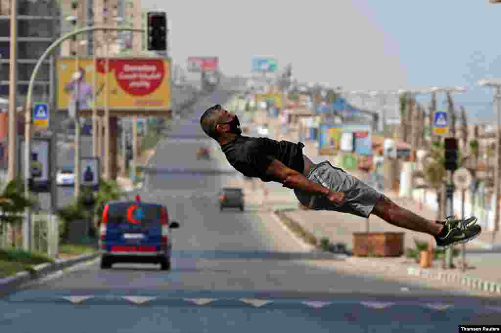 팔레스타인 가자 지구의 도로에서 한 남성이 '파쿠르(Parkour)'를 연습하고 있다.