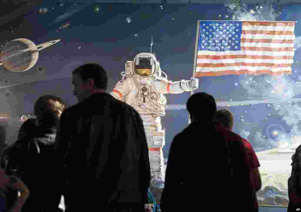 Para pengunjung di Museum Udara dan Antariksa Smithsonian di Washington, D.C. (17/10). (AP/Cliff Owen)