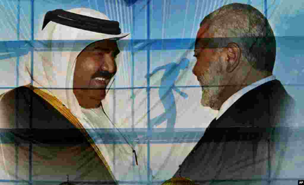 Một tấm posterr có ảnh Quốc vương Qatar Hamad bin Khalifa al-Thani (trái) và thủ tướng Hamas Ismail Haniyeh được dựng lên để đón mừng chuyến thăm chính thức của Quốc vương đến Dải Gaza.